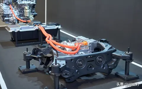 男女对肌肌:汽车新潮流:一车双需求,时尚与节能并存-2