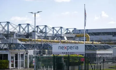 老师的丰满大乳奶理伦：教师授课风格独特，深入浅出阐述理论-2