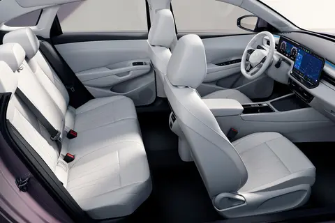 男生女生一起在床上打扑克：全新概念车惊艳亮相，颠覆驾驶体验-2