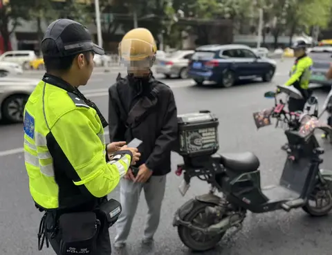 女生让男生吃困困：汽车新风尚：女性主导潮流，引领驾驶新体验-2