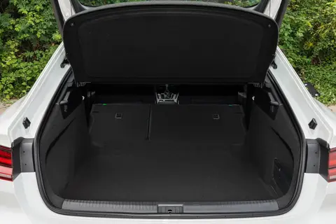 公交车上拨开奶罩揉吮奶头图片：公交车内不雅行为画面引发争议-2