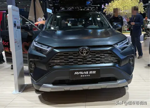 男生将困困申请女生的定眼里:未来科技汽车亮相,引领绿色出行新潮流-2