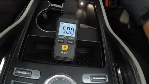 公厕各种撒尿asspics:公共厕所奇观连连,尿态百出景象纷呈-2