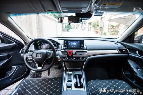 少妇与两个男玩3p：中年女性与两位男士共度私密时光-2