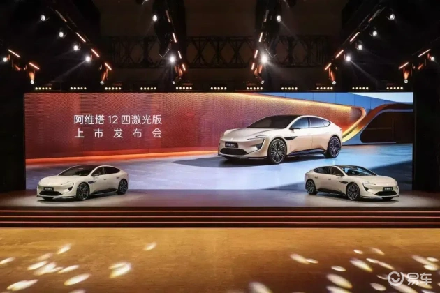 男生和女生打扑克视频APP:智能娱乐系统:汽车驾驶新乐趣-1