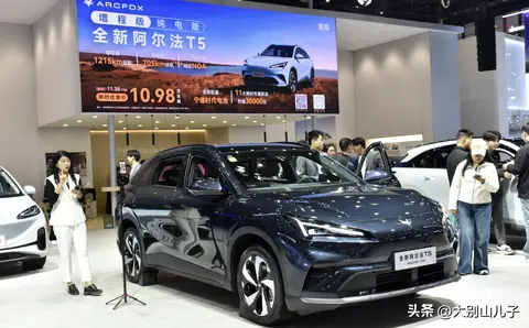 艳女直播间：科技盛宴：探秘最新车型直播秀-1