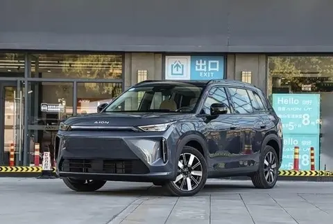 英语老师让我抄了一遍:汽车行业革新:电动车与智能驾驶引领未来-2