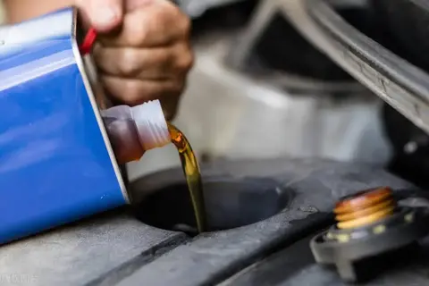 小男孩与妈妈小马拉大车：家庭出行新选择：小马拉大车，小型汽车指南-2