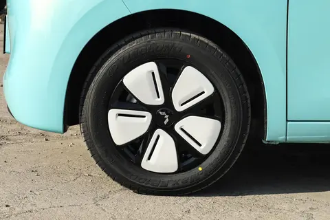 黄鳝钻进了币币里:怪异一幕:黄鳝意外穿越硬币缝隙-2