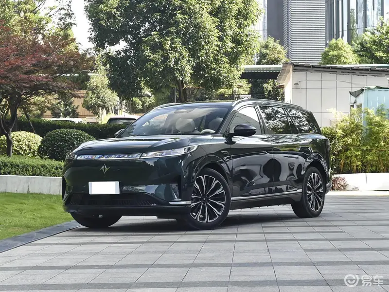 男生把小困困放到女生困困里：暖心自驾瞬间,触动汽车设计新思考-2