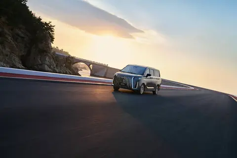 国产富婆被按摩师玩弄:富婆按摩体验遭遇不测,按摩师行为失当引发争议-3